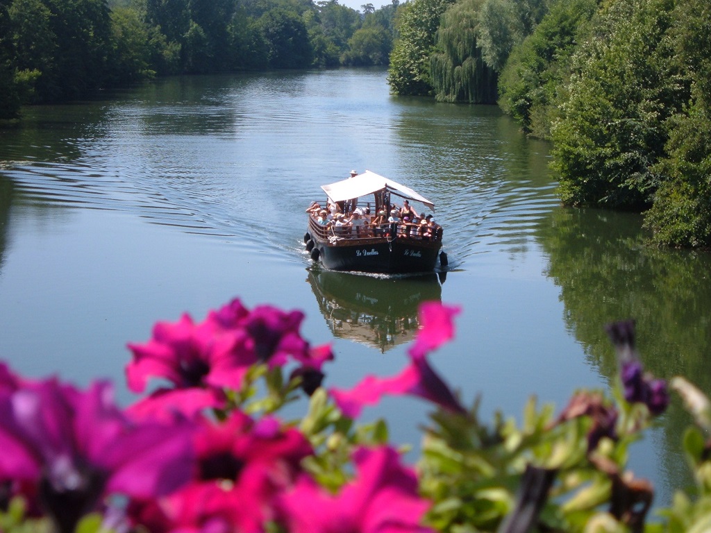 Images de la gabare "Le duellas" sur la rivière Isle aux environs du moulin du Duellas